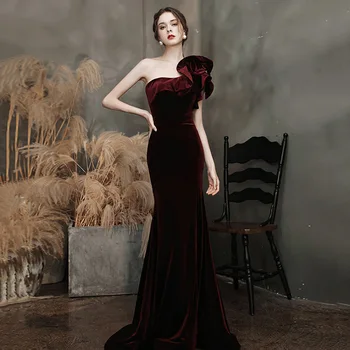 Секси бордо велурени сватбени рокли 2023 дамски официални рокли за бала с намаляване на едното рамо Vestido