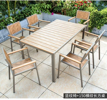 Улични пластмасови и дървени маси и столове слънцезащитен крем във вътрешния двор и тераса на открито за почивка на открито, градински маси и столове
